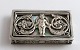 Small silver 
box (830). With 
mother of pearl 
at the bottom 
of the lid. 
Length 5.3 cm. 
Width 3 cm.