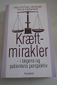 Kræftmirakler, - i lægens og patientens perspektiv
Af læge Ulrik Dige i samarbejde med 62 
kræftpatienter
 (se mere info på foto af bagsiden af bogen)
Forlag: Hovedland
2000
Sideantal: 399
So gut wie neu
