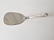 Diana cake 
spatula in 
silver and 
steel. 
Stamped 830s. 
Length 14.5 
cm.