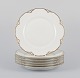 A set of six 
‘Haviland’ 
porcelain 
dinner plates.
Hand-decorated 
gold 
decoration, 
white ...