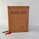 Læderindbundet bibel med farveplancher gengivet efter verdensberømte kunstværker og bibelatlas. ...