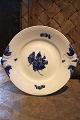 Royal 
Copenhagen Blue 
Flower Braided 
cake plate with 
handle. 
Dia.:31cm. 
Decoration 
number: ...