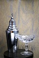 Old cocktail 
shaker from the 
60s in 
silver-plated 
metal with a 
dolphin on top. 
Height: 25cm. 
...
