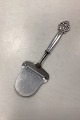 Cohr Grape 
Silver/Steel 
Cheese Slicer
Measures  21.8 
cm / 8.58 inch