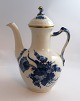 Royal 
Copenhagen. 
Blue flower 
with gold. 
Coffee pot. 
Model 1517. 
Height 23.5 cm. 
(1 quality)