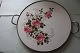 Antique dish made of fajance/porcelain
With a rim of nickel + 2 feet + 2 handles
From a time where everything had a mission
Give your cake an extra exclusive uplift with 
this dish
Diam: 30cm
In a good condition