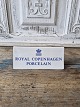Royal 
Copenhagen 
Retailer's sign 

Height 6 cm. 
Length 14 cm.