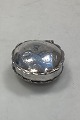 Antique pill 
box / snuff box 
in silver 
Height: 2.4 cm 
/ 0.94 inch 
Diameter: 5.5 
cm / 2.17 ...