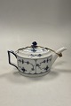 Royal 
Copenhagen Blue 
Fluted Tea Pot 
No. 254
Measures 23cm 
/ 9.06 inch 
The top of the 
lid ...