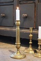 Old brass 
candlestick 
from the late 
19th century 
with a fine 
patina. Height: 
25.5cm.