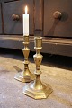 A pair of 18th 
century brass 
candlesticks 
with a really 
nice patina. 
Height: 19cm.