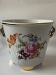 Flower pot 
shelters with 
floral motif / 
4 feet.
Diameter 
inside 
dimensions 15 
cm.
Height ...