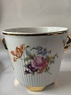 Flower pot 
shelter with 
floral motif / 
4 feet.
Diameter 
inside 
dimensions 17.3 
cm.
Height ...