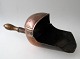 Grain measure 
in copper, 19th 
century. 
Denmark. 
With shaft in 
twisted beech 
wood. L .: 39 
cm.