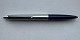 Montblanc 
Traveller 5201 
kuglepen. Blå 
nederst med 
øverste del i 
børstet stål 
design. 
Fremstår i ...