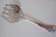 Holger Kyster 
(1898 - 1944) - 
fiskespade i 
825 sølv med  
perforeret og 
påsat 
blomstermotiv. 
...