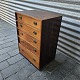 Kommode i palisander med 5 skuffer med messing grebMarkeret E. 817Designer Henning ...