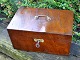 Sugar box in 
polished elm 
wood, 19th 
century. With 
chopping knife, 
perforated 
bottom and 
drawer. ...