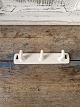 Aluminia 
cream-colored 
earthenware 
coat rack with 
3 hooks. 
Dimensions: 3.5 
x 18.5 cm. 
Stock: 6