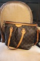 Louis Vuitton 
vintage Palermo 
handbag with 
shoulder strap 
in classic 
Louis Vuitton 
LV logo. H: ...