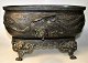 Large Chinese 
bronze flower 
jardiniere, 
19th century. 
On four lion 
feet. With edge 
decorations. 
...