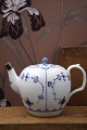 Old teapot in 
Blue Fluted, 
Plain from 
Royal 
Copenhagen from 
1898-1923. 
Decoration 
number: 1/250. 
...
