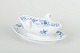 Meissen
Sauce boat 
with attached 
stand, “Blue 
Onion” pattern, 
early 20th 
century.
Elegant ...