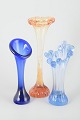 Svensk glas
Tre vaser, 
1970’erne.
Organisk 
formede 
glasvaser i blå 
og rosa nuancer 
med ...