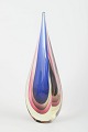 Murano
Glasobjekt, 
1960’erne.
Organisk 
formet dråbe i 
massiv glas med 
lag i blå, 
rosa, ...