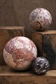 Decorative old 
colored marble 
balls, 3 
pieces. Dia.: 
13.5 / 9 / 6 
cm. 
Only sold 
together.