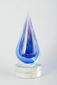 Murano
Dråbeformet 
glasskulptur, 
1970’erne.
Håndlavet 
skulptur i 
klart og 
blåviolet glas, 
...