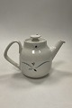 Bing and 
Grøndahl Rondo 
Coffee Pot No. 
301. 
Measures 16 cm 
/ 6 19/64 inch