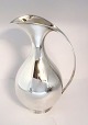 Michelsen. 
Sterling 
sølvkande 
(925). Design 
Kay Fisker. 
Højde 24 cm. 
Produceret 1955 
(E9)