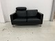 1.493 / 5.000
Mogens Hansen 
MH321 2-seater 
sofa in black 
prestige 
leather and 
with brushed 
...