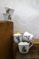 Bing & Grondahl 
high-handled 
cups with 
Christmas 
motifs 
and gold rim. 
H: 8cm. Dia.: 
...