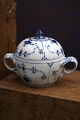 Royal 
Copenhagen Blue 
Fluted Plain 
sugar bowl with 
lid and handle. 
Decoration 
number: 1/428. 
H: ...