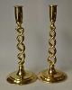 A pair of 
English 
"corkscrew" 
candlesticks in 
brass, 19th 
century. H.: 26 
cm.
New polished!
 