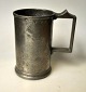 English 
measuring cup 
in pewter, 19th 
century. 
England. 1/4 
Quart. Stamped. 
11 cm.