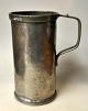 Large measuring 
cup in pewter, 
19th century. 
England. 
Stamped. For 1 
liter. H: 17.5 
cm.