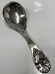 Serving spoon 
in hammered 
silver
Stamped Three 
Towers
Length 17.9 cm
Nice and 
well-maintained 
...