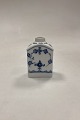 Royal 
Copenhagen Blue 
Fluted Plain 
Tea Caddy No. 
261
Measures 11 cm 
/ 4.33 in. 1st 
Quality