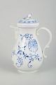 Meissen Blue Onionlarge coffee pot, c. 1900.An elegant and generously shaped coffee pot in ...