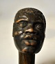 Wooden walking 
stick with 
carved face, 
19th century. 
L.: 90 cm.