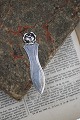 Old bookmark in silver, stamped 830s with floral motif. Height: 7.2 cm.