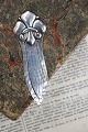 Old bookmark in silver, stamped 830s (initials JN) with the French lily motif. Height: 8.6cm.