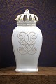Old Bing & Grondahl vase / lidded jar in white porcelain with royal crown on top, gold ...
