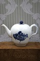 Royal Copenhagen Blue Flower Braided Teapot. Decoration number: 10/8244. 1.sort. H: 16cm.