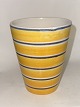 GUL MED STRIBER: Bæger eller vase i keramik fra Lars Syberg fabrikken. Formodes fremstillet i ...
