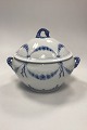 Bing and Grondahl Empire Tureen No. 004A/665Volumen: 3 LHeight (with lid): 23 cm / 9.06 ...