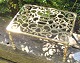 Brass hotplate, England, 19th century. On four turned legs. Plate with decorations. H.: 17 cm. ...